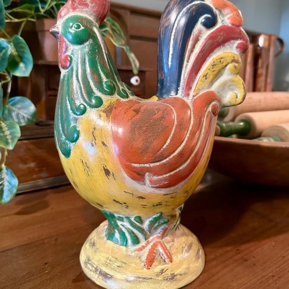 12” RUSTIC, STONEWARE ROOSTER FEATURING A BEAUTIFUL DISPLAY OF COLOR. - Picture 4 of 8